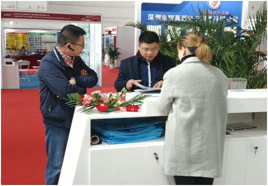 客戶(hù)到成保公司展臺咨詢(xún)